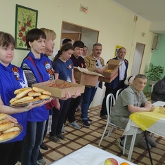 ДОРОГИЕ ГОСТИ С УГОЩЕНИЯМИ