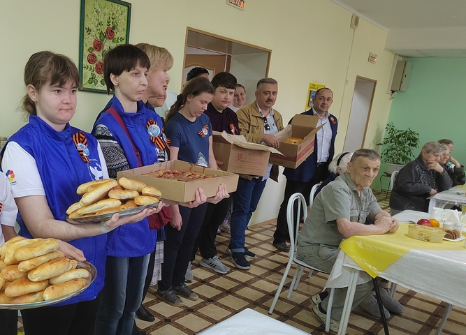 ДОРОГИЕ ГОСТИ С УГОЩЕНИЯМИ